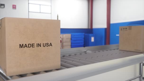 Κατασκευασμένο στις ΗΠΑ εισαγωγής και εξαγωγής έννοια. Χάρτινα κουτιά με το προϊόν από την Αμερική στον μεταφορέα κυλίνδρων. - Πλάνα, βίντεο