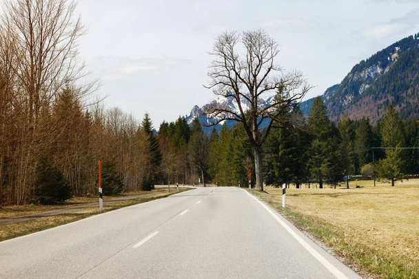 Gladde rit: rijden op een bergweg in het vroege voorjaar - Foto, afbeelding