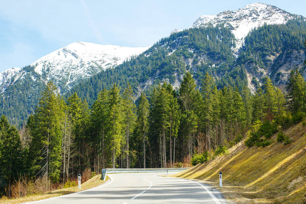 Conducir a través de los Alpes austríacos: un viaje escénico a principios de primavera - Foto, Imagen