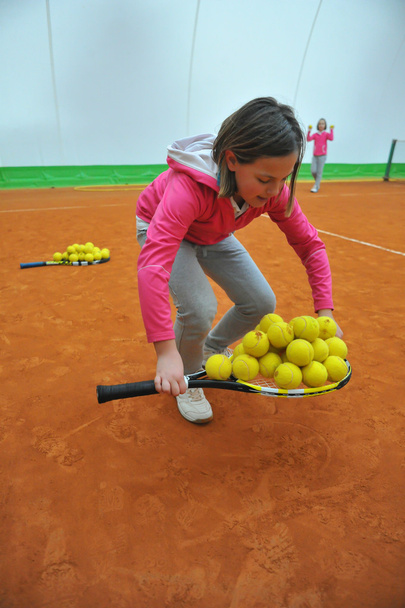Twee meisjes in opleiding tennis - Foto, afbeelding