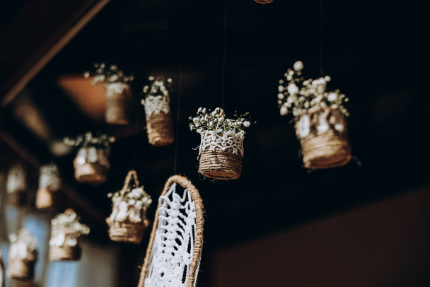 Original wedding floral decoration in the form of mini-vases and bouquets of flowers hanging from the ceiling - Fotografie, Obrázek