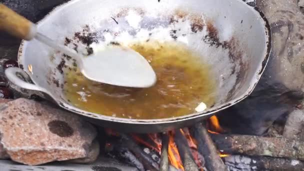 červené chilli s kořením a nářadím pro tradiční vaření - Záběry, video