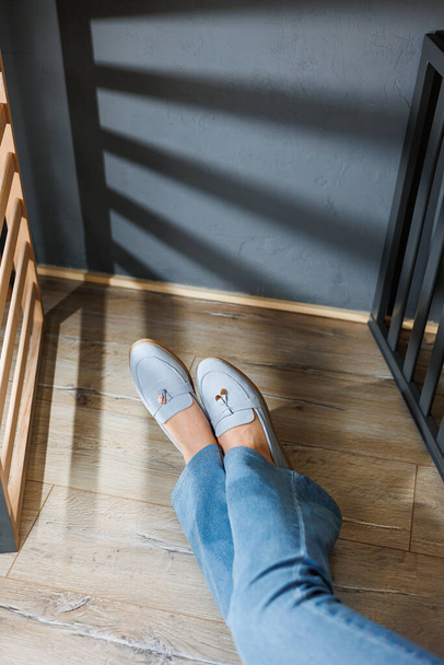 Patas delgadas de mujer en jeans y mocasines azules. Colección de zapatos de verano para mujer. Zapatos de mujer con estilo para el verano - Foto, Imagen