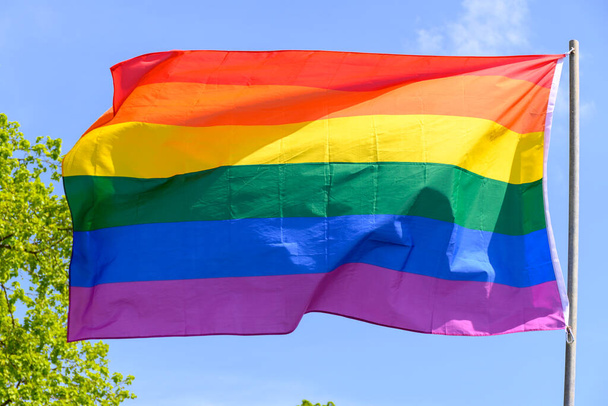 Gay pride couleurs arc-en-ciel drapeau et ciel bleu extérieur - Photo, image