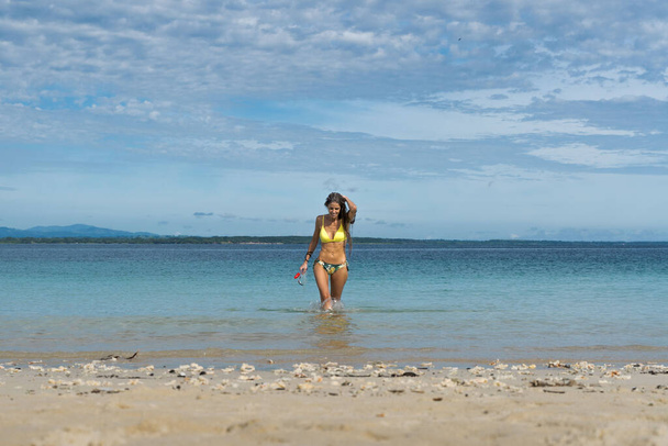 Сексуальная блондинка в бикини на райском тропическом пляже. Телосложение девушки в отпуске. Урожай баннера для копирования места.  - Фото, изображение