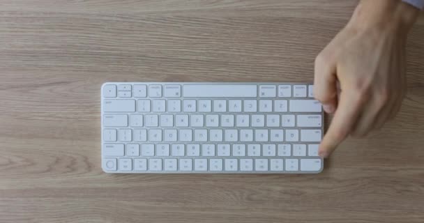 Рука програміста натискає кнопку Втеча на клавіатурі на дерев'яному столі в офісі. Концепція роботи за комп'ютером. Апаратний огляд повільний рух
 - Кадри, відео