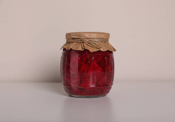 Jar of tasty pickled beets on white background - Foto, afbeelding