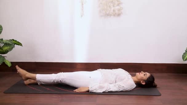 Video einer Frau mit alternativem Bein Ardha Halasana, das hilft, Stress abzubauen, Knieschmerzen und Nackenbelastungen zu verringern - Filmmaterial, Video