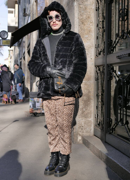  El hombre de moda posando para los fotógrafos antes de DOlce & Gabbana desfile de moda, durante MFW 2023 colecciones de hombres. - Foto, Imagen