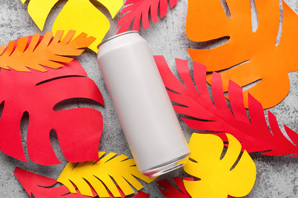 新鮮なソーダと紙の葉の缶とグランジの背景に組成物 - 写真・画像