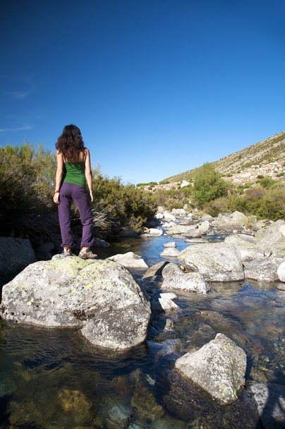 Roca en el río con la mujer
 - Foto, imagen