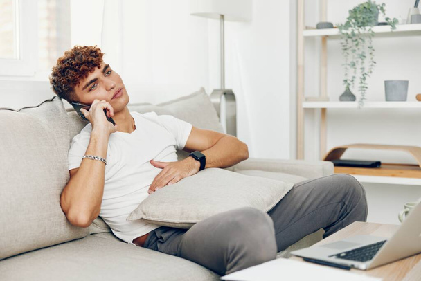muž interiér dospělý domácí blogger mockup teenager pohovka životní styl obchodní telefon muž student internet chytrý komunikace na volné noze - Fotografie, Obrázek