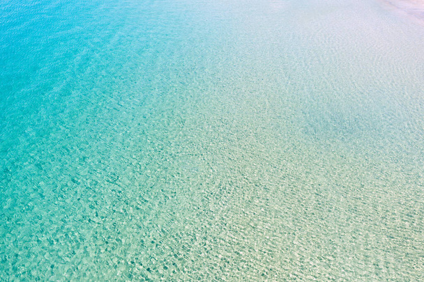 Ocean türkiz kék Égei-tengeri átlátszó tengervíz felszíni háttér textúra, légi drón kilátás. Görögország, nyári üdülés Kerékpárok sziget. - Fotó, kép