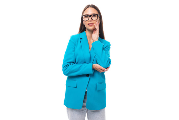 νέα επιτυχημένη μελαχρινή ηγέτης γυναίκα με μακριά μαλλιά σε ένα μπλε σακάκι. - Φωτογραφία, εικόνα