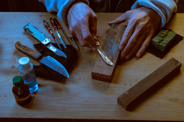 Starý rezavý nůž a brousek restaurování nože v dílně. Několik starých nožů. Pohled zepředu. - Fotografie, Obrázek