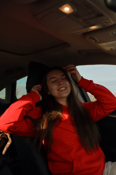 Woman sitting in the car.Girl driver of the auto.Beautiful woman in the car.Woman smiling in the car.Renting a car.Comfortable interior of the auto.buying a first car.self-sufficient woman.feminism.driving school.travel by car.happy woman.laughing - Foto, immagini