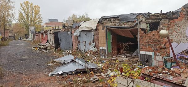 Zničení vícepodlažní budovy ve zdi poté, co ji zasáhla dělostřelecká vícepodlažní budova v Chernihivu, kde zasáhla střela. zchátralý bytový dům během rusko-ukrajinské války - Fotografie, Obrázek