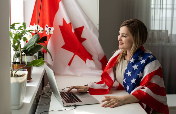 mujer con laptop y bandera de USA. Aprendizaje de idiomas extranjeros, curso educativo en línea. Foto de alta calidad - Foto, imagen
