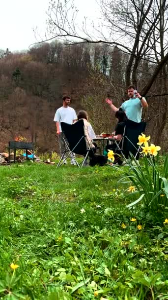 Wiosna Kwiaty Zbliżenie Ludzie gotowanie na Bonfire na tle przestrzeni skopiować - Materiał filmowy, wideo