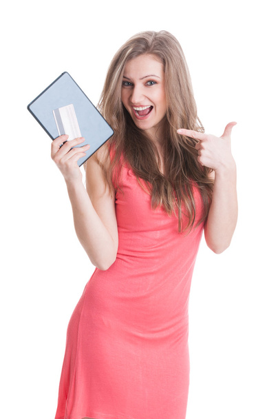 Gyönyörű bevásárló lány tabletta és kártya - Fotó, kép