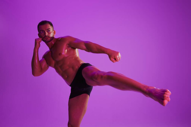ボディービルダーボクサー 裸のトルソで筋肉のトレーニング. 広告,スポーツ,活動的なライフスタイル,着色された紫色のライト,競争,挑戦の概念. . 高品質の写真 - 写真・画像