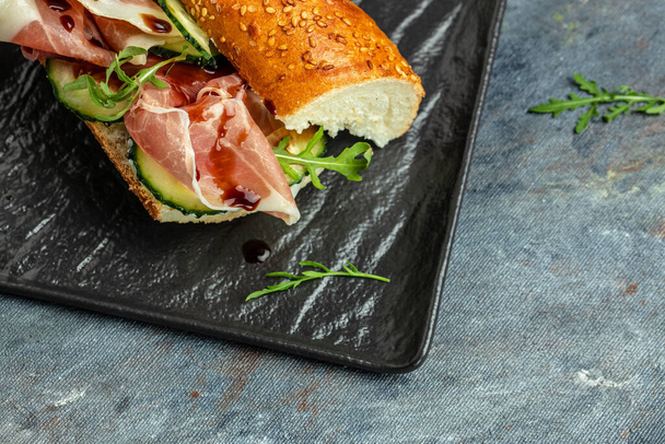 İtalyan sandviçi, prosciutto, roka, salatalık, haşlanmış jambon İspanyol aperatifi.. - Fotoğraf, Görsel