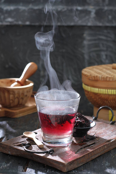 tea with red and white sugar  - Фото, изображение