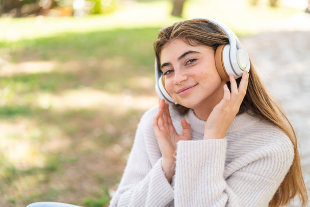 Young pretty caucasian woman listening music - Фото, изображение