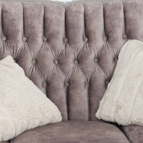 Gyönyörű, kényelmes szürke kanapé puha, világosszürke párnákkal, részét képezi a belső bútorok a nappaliban, closrup. Koncentrálj a kanapéra, négyzet - Fotó, kép