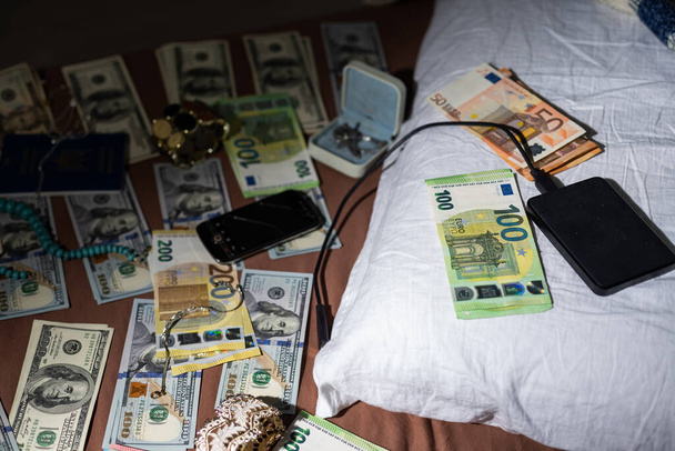 Λεφτά από ναρκωτικά, ναρκωτικά και χρήματα εντοπίστηκαν και κατασχέθηκαν από την αστυνομία. Υψηλής ποιότητας φωτογραφία - Φωτογραφία, εικόνα