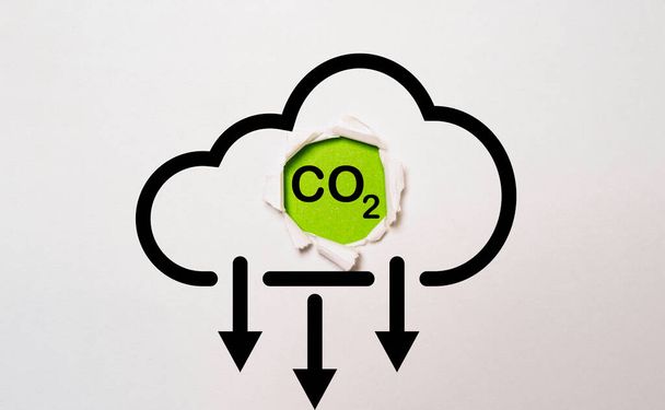 CO2, küresel ısınmayı iklim değişikliği ve Kyoto protokol kavramından sınırlamak için karbon ayak izi ve karbon kredisini azaltmak amacıyla yeşil zemin üzerindeki ikonu azaltır. - Fotoğraf, Görsel
