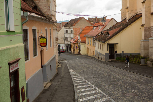 Rue médiévale avec des bâtiments historiques au cœur de la Roumanie. Sibiu la ville citadelle d'Europe de l'Est. Voyage en Europe - Photo, image