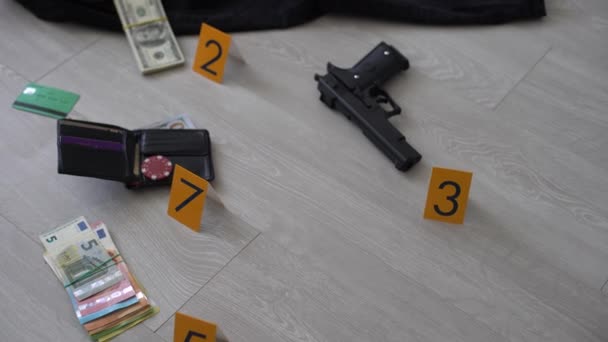 marcadores de evidências e objetos no chão do apartamento residencial. Foto de alta qualidade - Filmagem, Vídeo