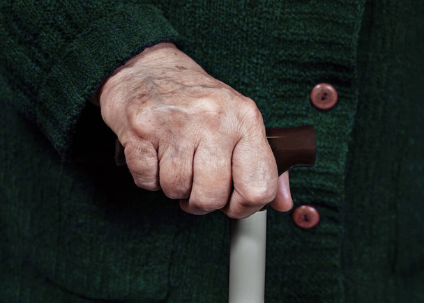 Mano di una donna anziana su un bastone, primo piano - Foto, immagini
