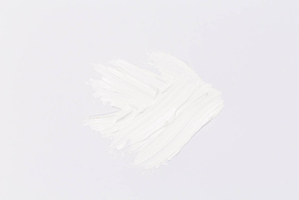 Handgemaakte olieverf borstel slag spatten over het witte papier als een ontwerp-element van een achtergrond - Foto, afbeelding