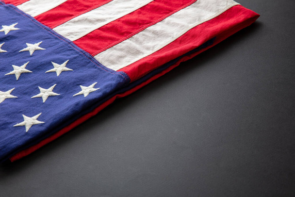 Αμερικανική σημαία διπλωμένη σε μαύρο φόντο, US America National Holiday, Memorial and Independence day - Φωτογραφία, εικόνα