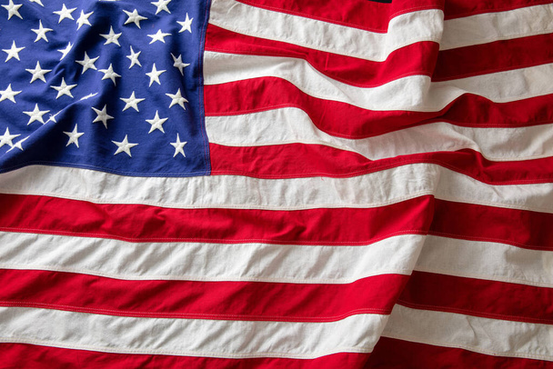 Amerikan bayrak dalgası arka planı, ABD Ulusal Tatil, Anma ve Bağımsızlık Günü, 4 Temmuz konsepti - Fotoğraf, Görsel