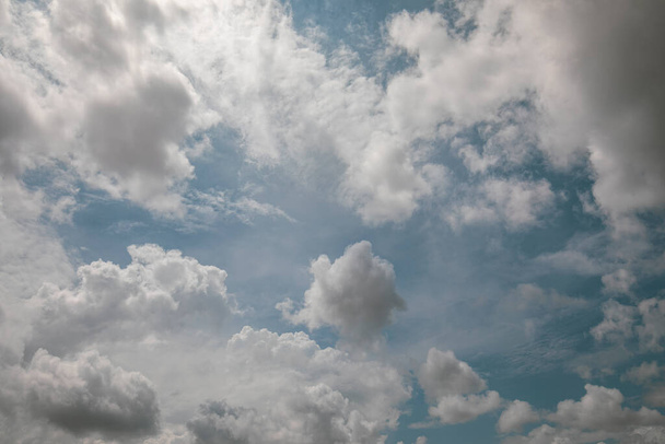 Інтенсивне і яскраве блакитне небо з великою кількістю білих кругових хмар ідеально підходить для фону і графічних ресурсів
 - Фото, зображення