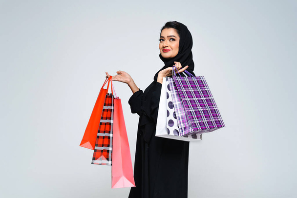 Beautiful arab middle-eastern woman with traditional abaya dress in studio - Arabic muslim adult female portrait in Dubai, United Arab Emirates - Foto, Bild