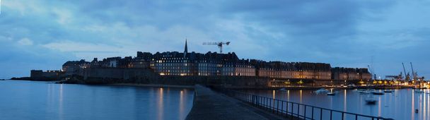 Wgląd nocy panoramiczne murów miasta Saint-Malo z St Vincent Cathedral, słynny port miasto korsarzy jest znany jako miasto corsaire, Brittany, Francja . - Zdjęcie, obraz