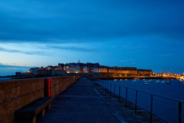A vista noturna da cidade murada Saint-Malo com a Catedral de São Vicente, famosa cidade portuária de Privateers é conhecida como corsaire da cidade, Bretanha, França . - Foto, Imagem