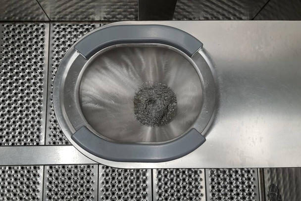 Saniteettimetalli pisuaari, wc-kulho julkisessa kylpyhuoneessa, jossa hygieeninen automaattinen vedensäästö elektroninen värisuora. Virtsa-anturilla. Induktiivinen vessanpönttö. WC, Moderni LVI - Valokuva, kuva