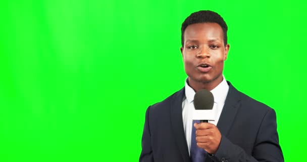 Zwarte man, journalist en gezicht op groen scherm met media, nieuws en verslaggever met microfoon. Praten, portret en mannelijke rapportage met mockup ruimte en communicatie over studio achtergrond. - Video