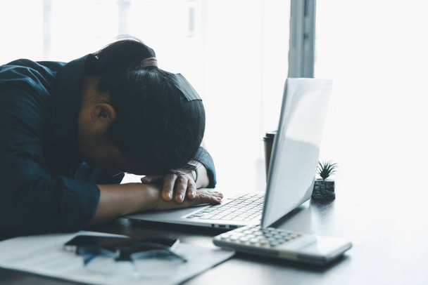 ハードワーク、オフィスのうつ病からビジネス女性の人をストレス。問題の仕事に不満を持つ疲れと不安の従業員の女性。ラップトップコンピュータの前に座っている若い実業家は - 写真・画像