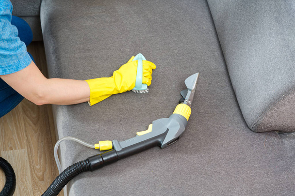 Limpeza química do sofá têxtil com método de extração profissional. Mobília estofada. serviço de limpeza doméstica. ácaro do pó - Foto, Imagem