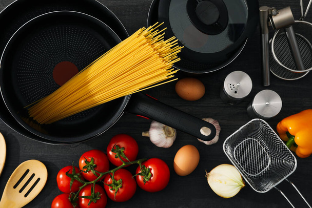 Concepto de utensilios de cocina y plato de cocina - Foto, imagen