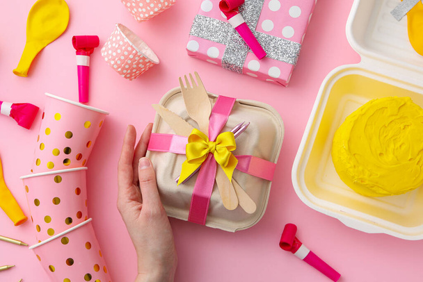 Concepto de felicitación y celebración con pastel de bento en caja - Foto, Imagen