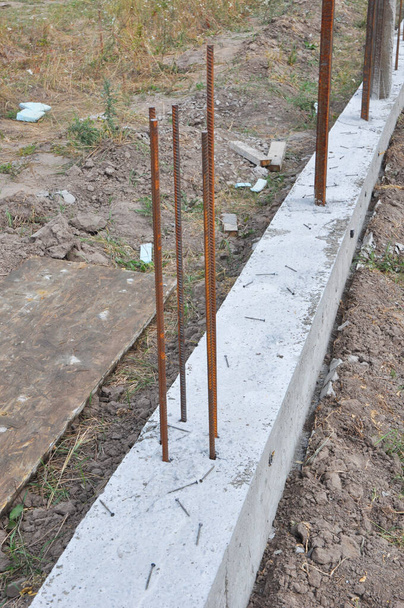 新しいフェンス取り付け用のコンクリートフッタ。フェンスの足だ。鉄筋コンクリート造鉄筋コンクリート造鉄筋コンクリート造鉄筋コンクリート造. - 写真・画像