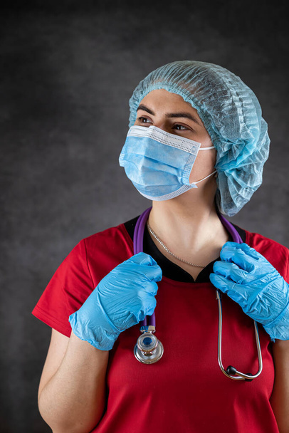 portrét lékařky v uniformě s maskou a lékařskými rukavicemi, stetoskop. Lékařský koncept - Fotografie, Obrázek