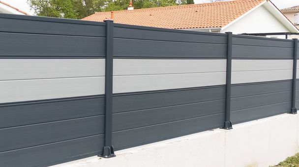 zeď plot šedý hliník moderní bariéra šedá chránit pohled fasáda domácí ulice ochrana přístupu - Fotografie, Obrázek